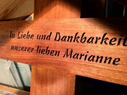 Grabkreuz Schrift Kerbschnitt