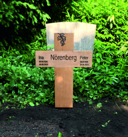 Grabkreuz mit Efeuranke