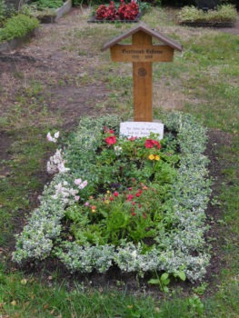 Grabkreuz mit Grabplatte