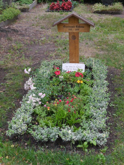 Grabkreuz mit Grabplatte