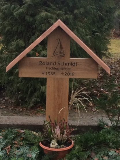 Grabkreuz mit Segelboot