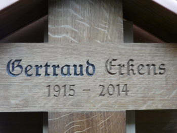 Schrift Kerbschnitt schwarz eingefärbt