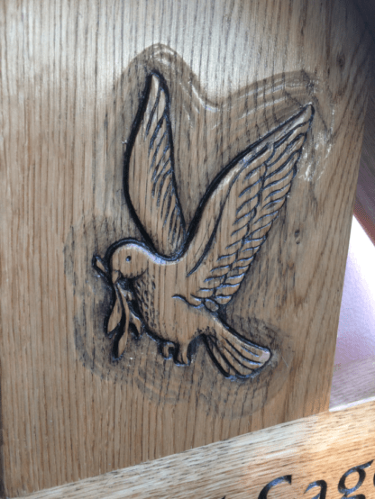 Taube auf Grabkreuz