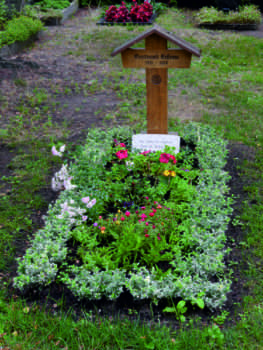 Grabkreuz mit Kupferdach