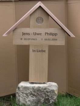 Grabkreuz mit Rose