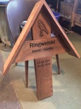 Grabkreuz mit Vogel