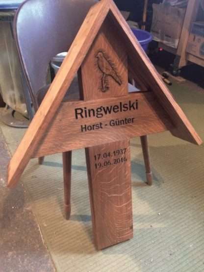 Grabkreuz mit Vogel