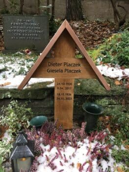 hölzernes Grabkreuz mit Dach (zwei Namen)