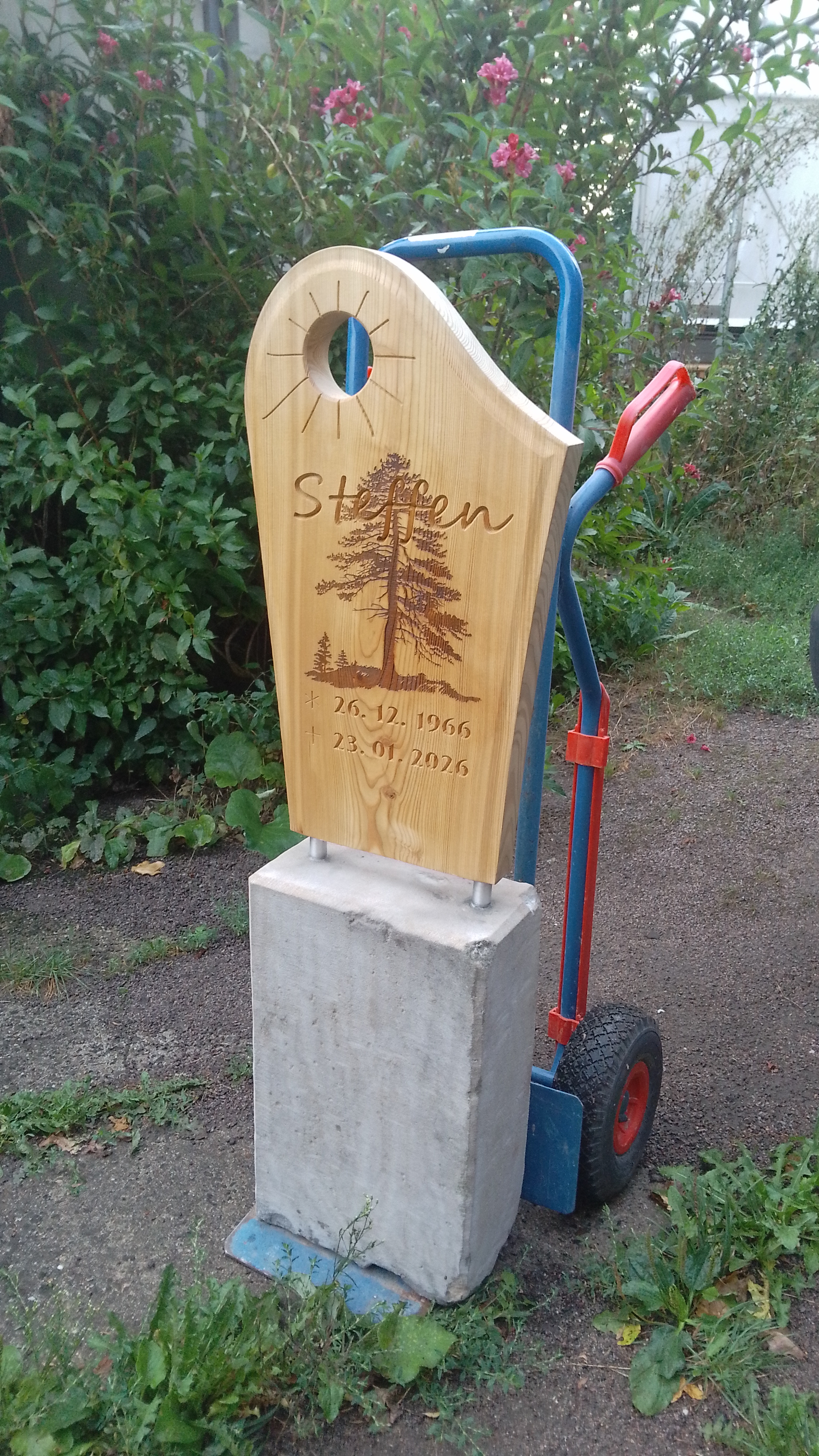 Grabstele aus Holz mit Fundamentstein